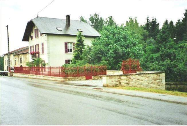 Bâtiment avec un muret en pierre Xertigny